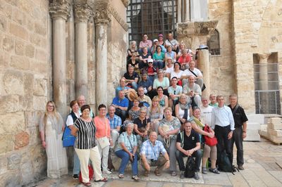 Die Teilnehmer der Pilger-Chor-Reise nach dem Kreuzweg und dem Besuch der Grabeskirche auf der dortigen Treppe.